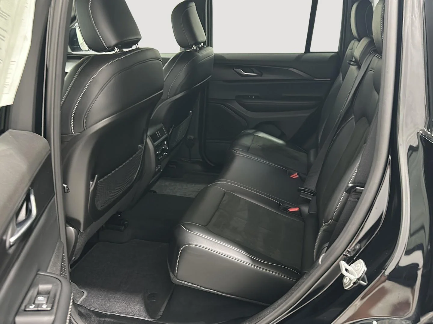Used 2025 Diamond Black Crystal Pearlcoat Jeep Altitude image 22
