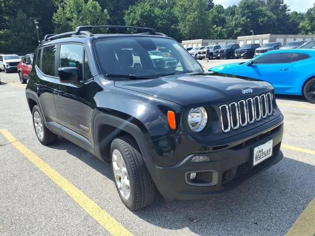 Used 2018  Jeep Latitude image 2