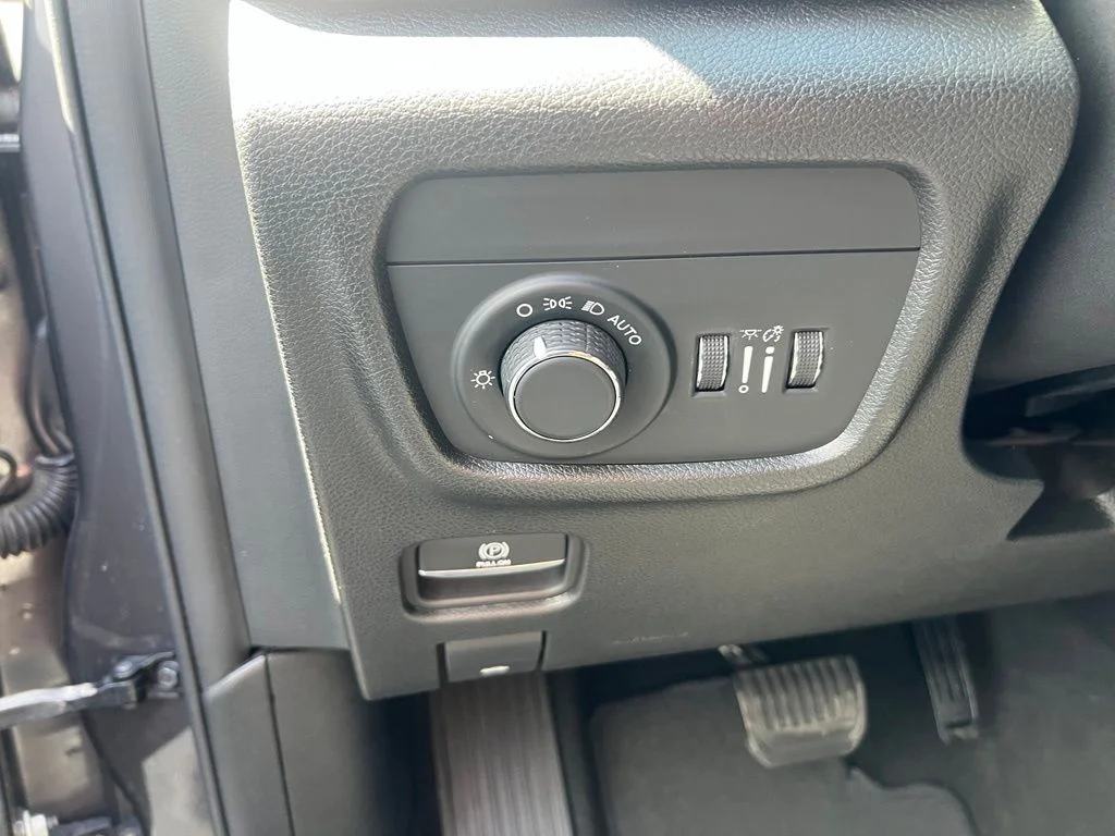 Used 2023 Metallic Jeep Altitude image 11