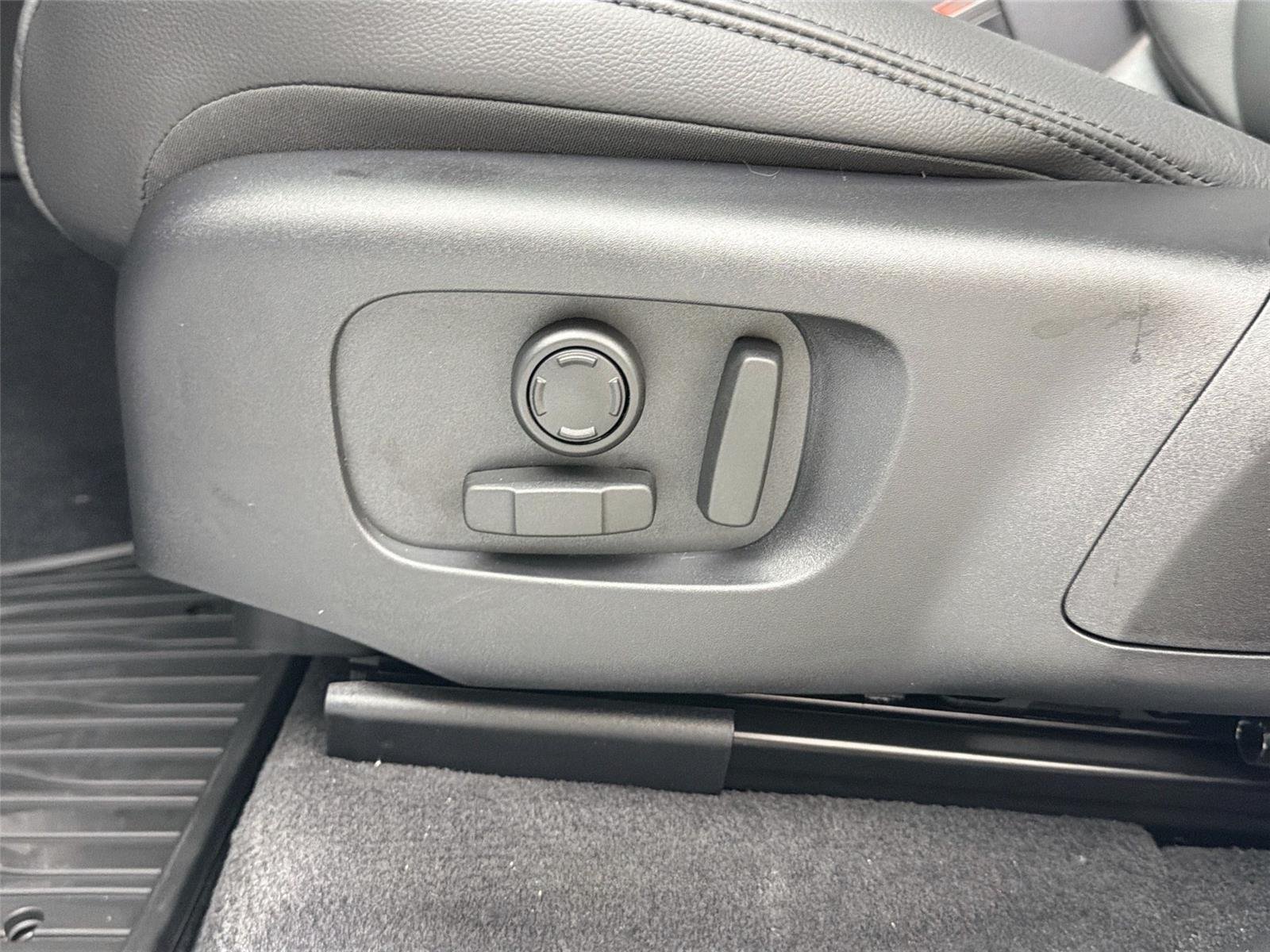 New 2026 Fuji White LAND ROVER Dynamic SE image 18