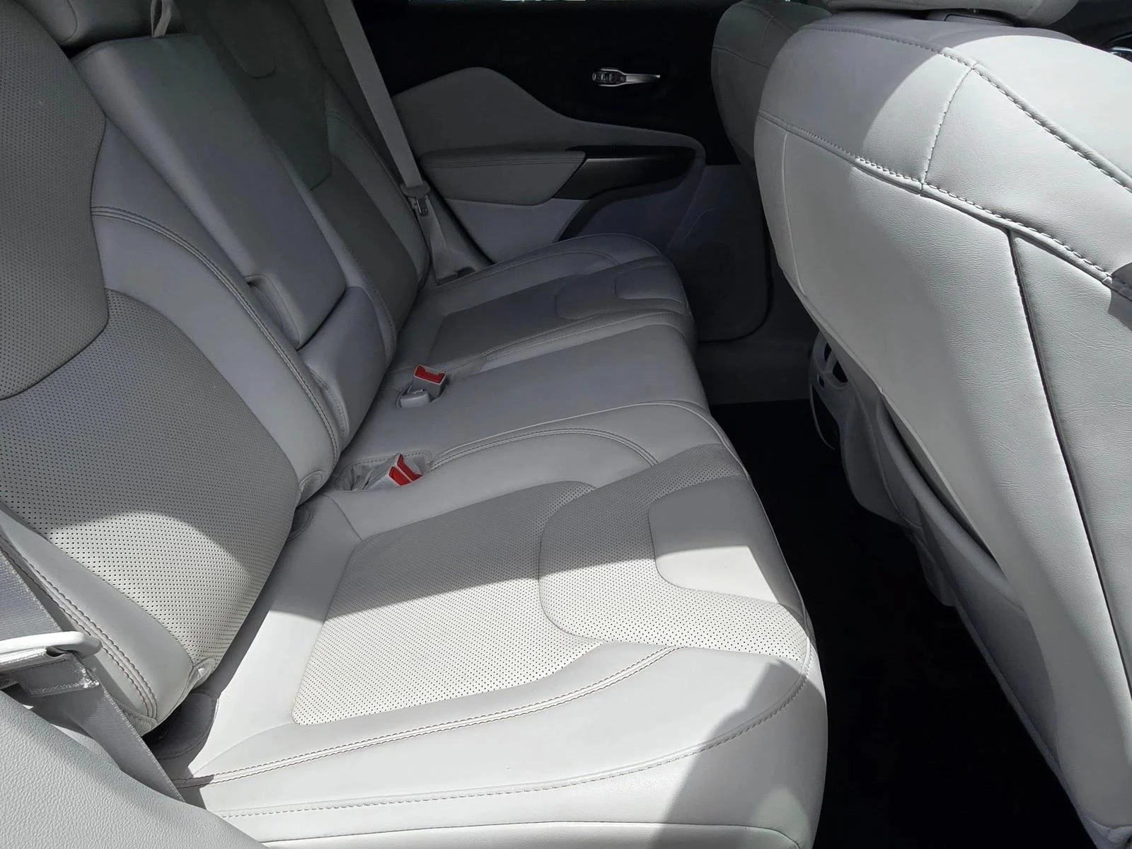 Used 2021 Bright White Clearcoat Jeep Latitude Lux image 19