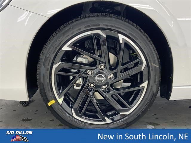 New 2026 Aspen White Tricoat/Super Black Nissan SR image 5