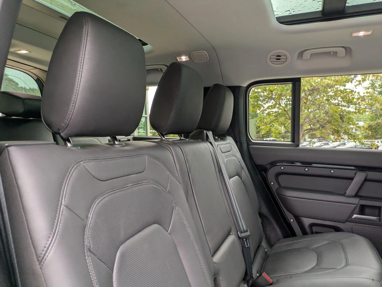 Used 2025 Santorini Black Metallic Land Rover S image 33