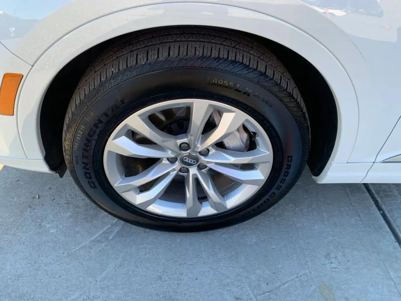 Used 2019 White Audi 55 TFSI Premium Plus Sport Utility 4D image 24