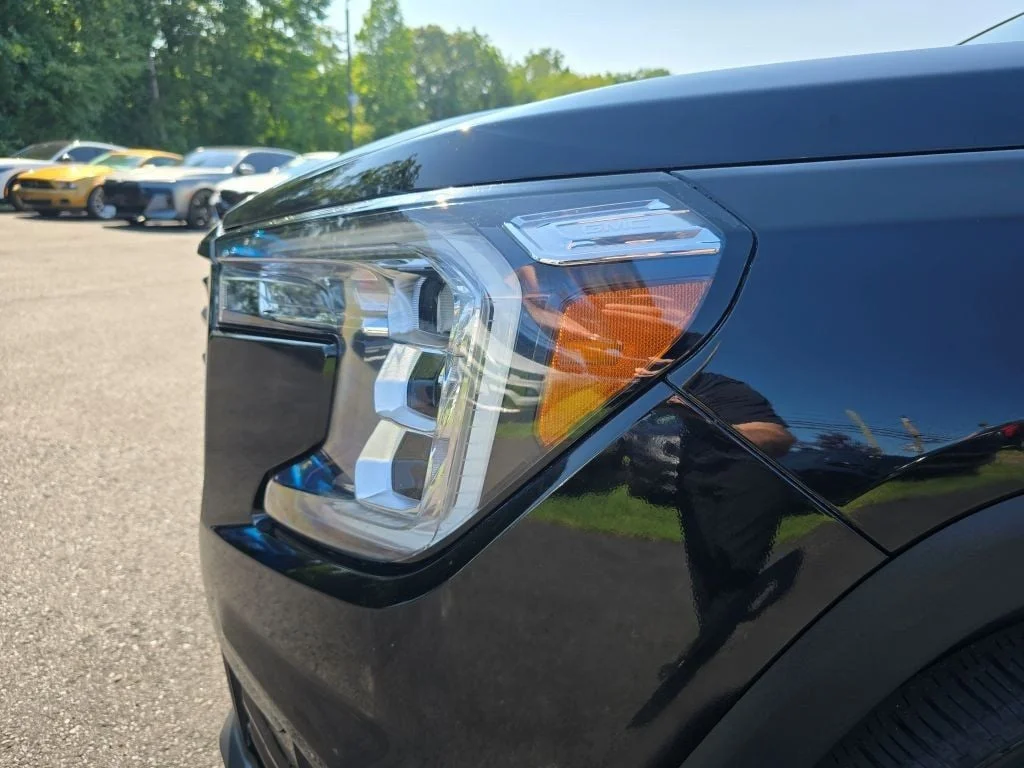 Used 2022 Ebony Twilight Metallic GMC FWD 4dr SLT Elevation Edition with Skyscape Power Sunroof image 9