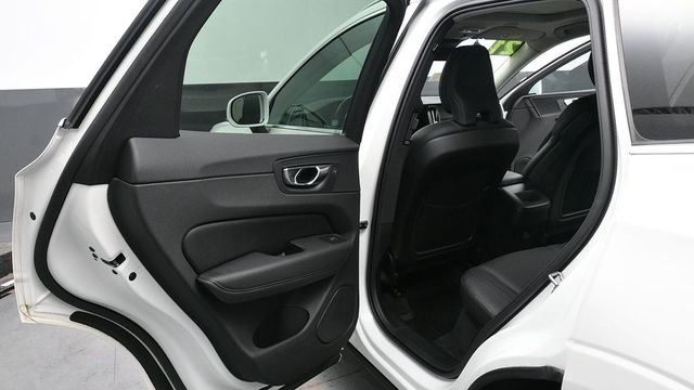 Used 2021 White Volvo T6 Momentum image 24