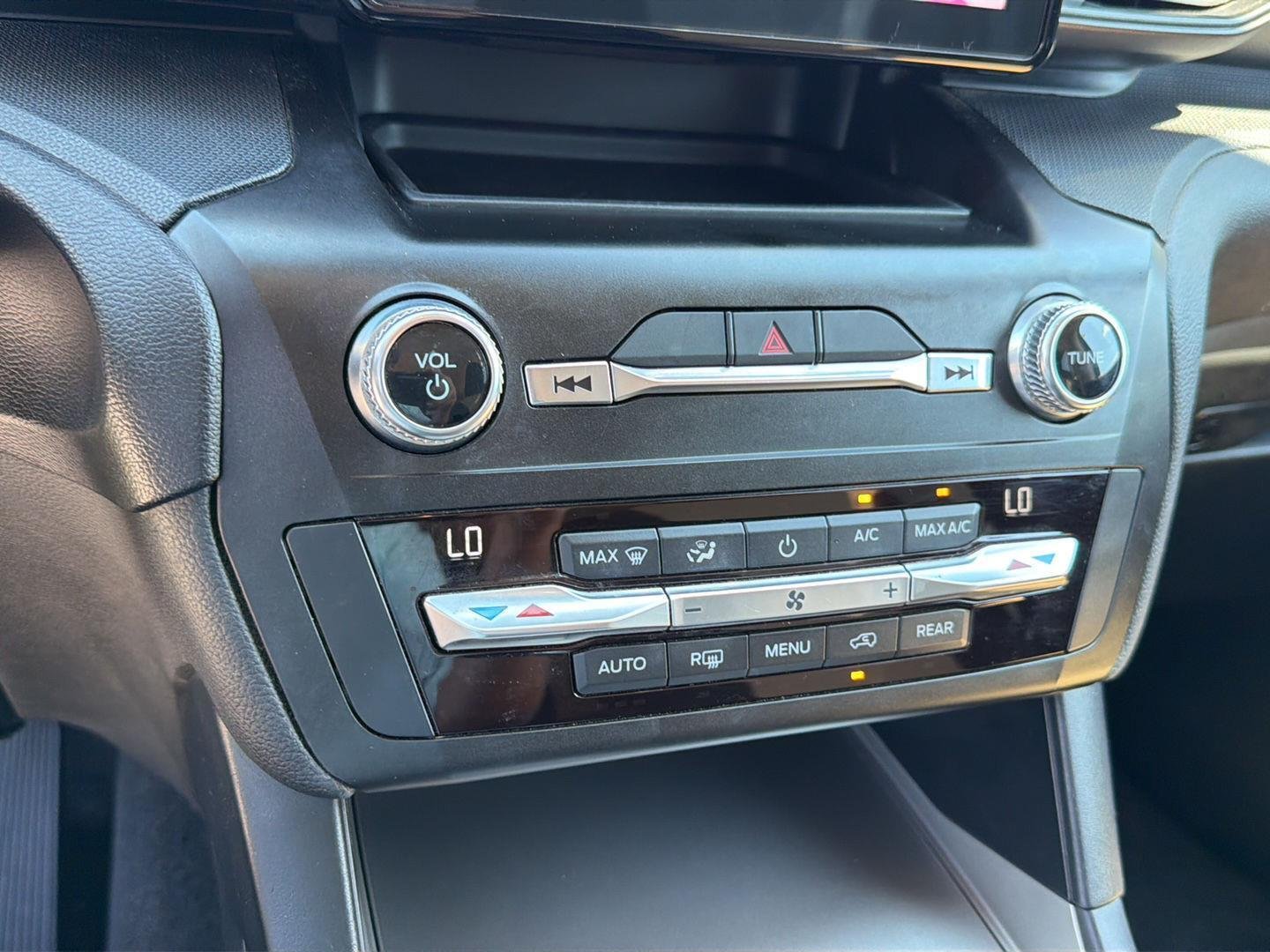 Used 2020 Magnetic Ford Base image 26