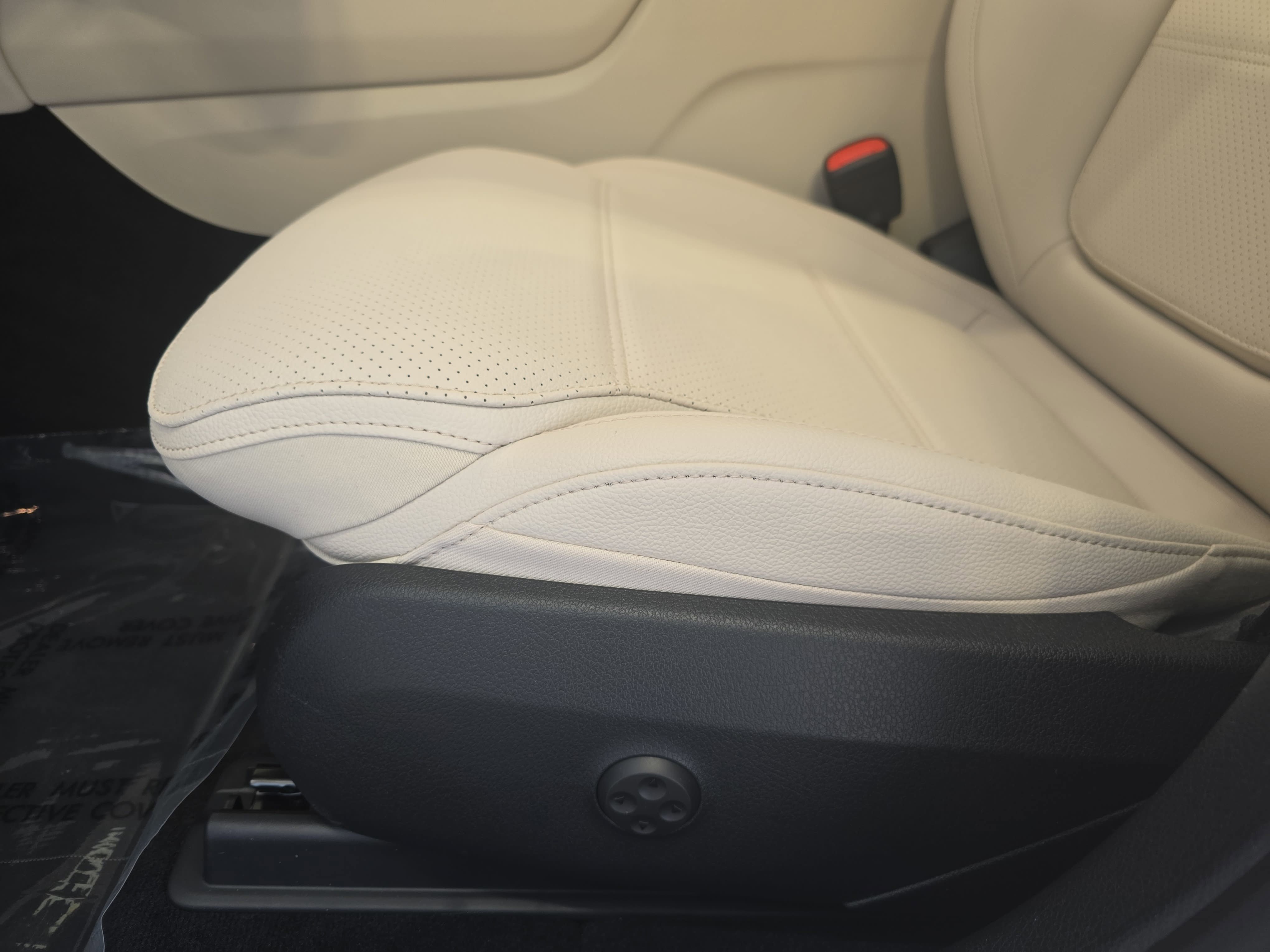 New 2026 MANUFAKTUR Moonlight White Metallic Mercedes-Benz GLC300 image 31