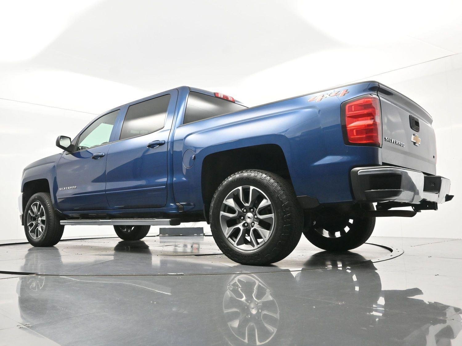 Used 2018 Deep Ocean Blue Metallic Chevrolet LT image 48