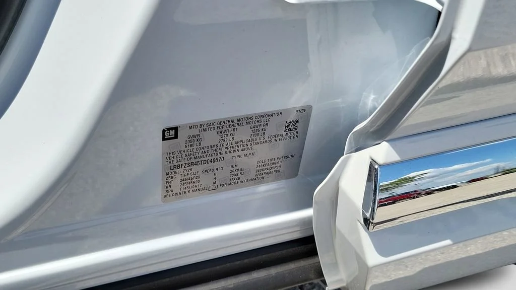New 2026 Iridescent White Tricoat Buick Avenir image 28