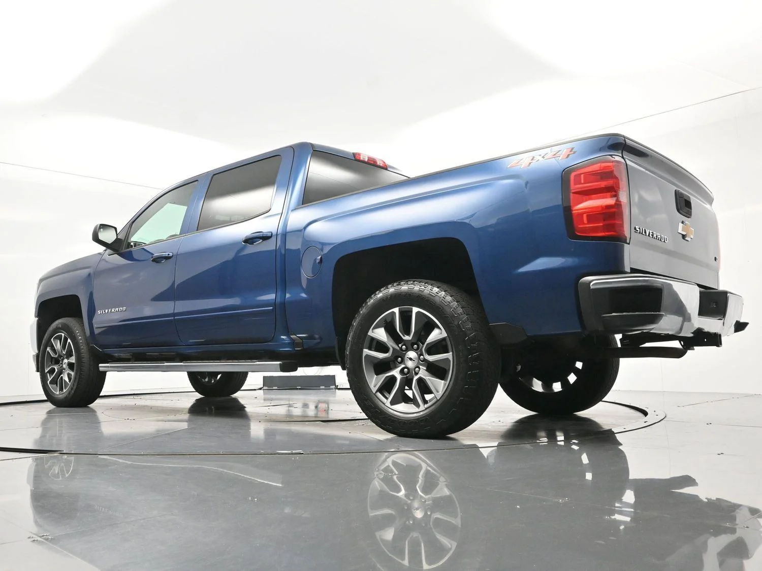 Used 2018 Deep Ocean Blue Metallic Chevrolet LT image 48