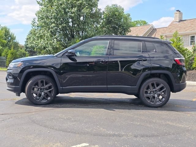 New 2026 Diamond Black Crystal Pearl-Coat Exterior Paint Jeep Limited image 26