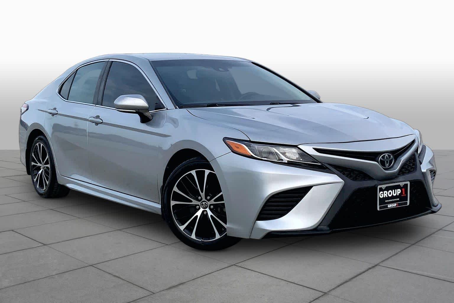 Used 2018 Celestial Silver Metallic Toyota SE image 3