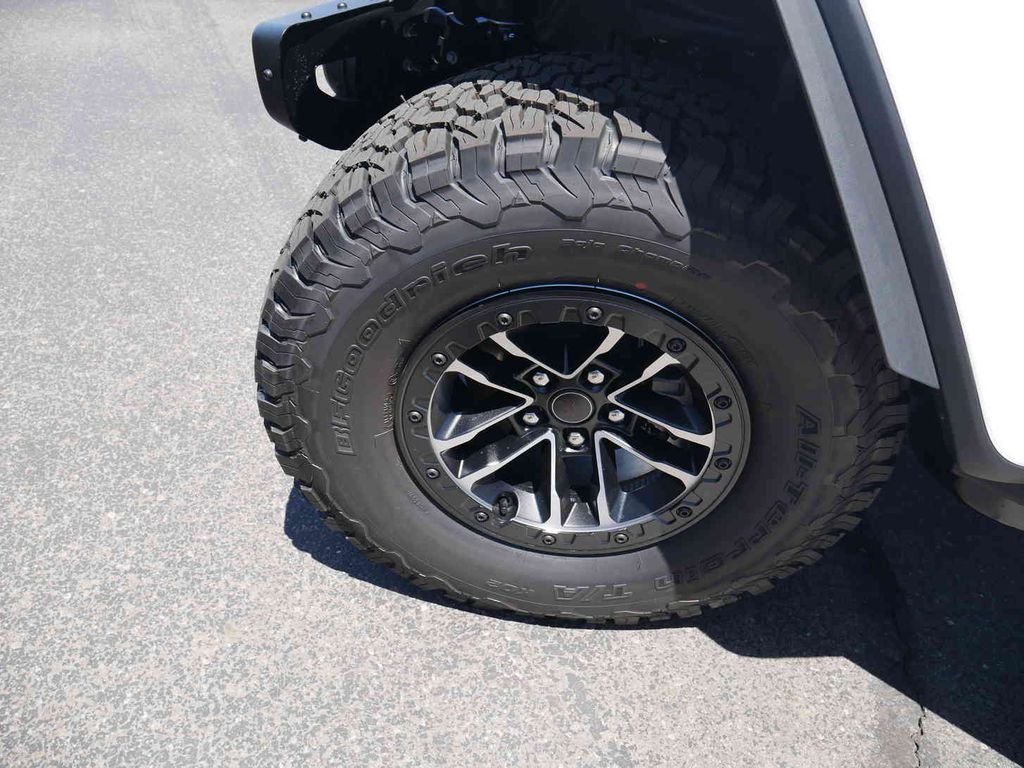 New 2026 Bright White Clear-Coat Exterior Paint Jeep  image 11