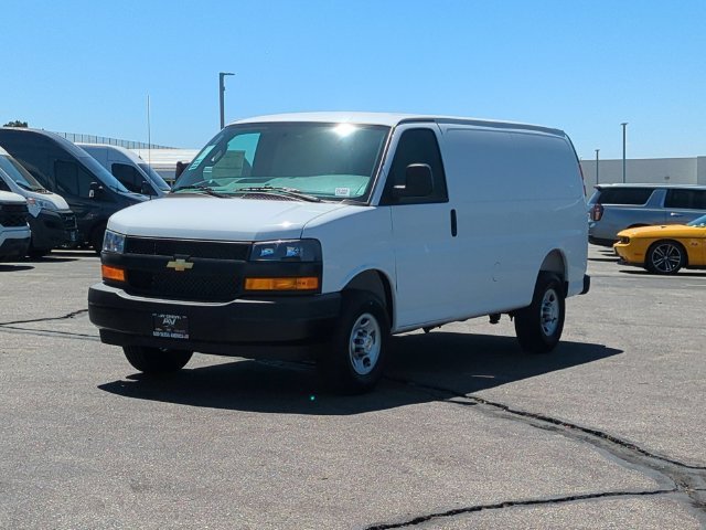 New 2026 Summit White Chevrolet WT image 4