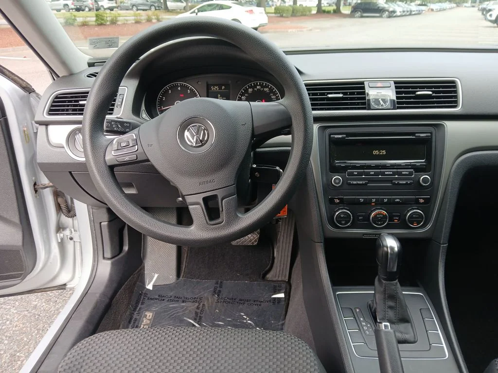 Used 2012 Silver Volkswagen 2.5 S image 13