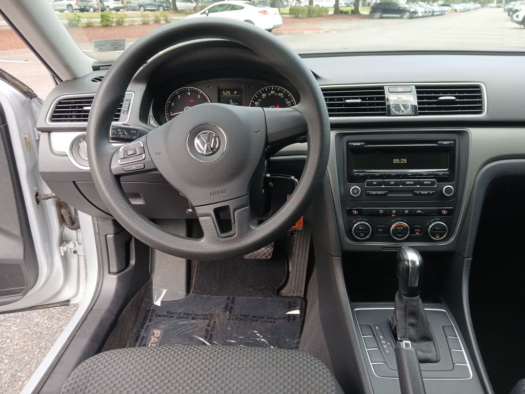 Used 2012 Silver Volkswagen 2.5 S image 13