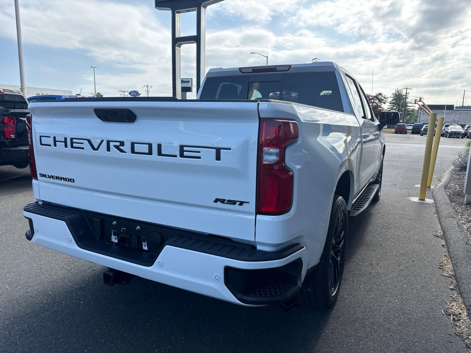 New 2026 Summit White Chevrolet RST with 22inch Black Wheels - Convenience II - Safety - Sunroof - Leather - Dark Essentials - Protection *In Stock* image 6