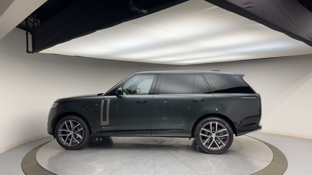 Used 2024  Land Rover SE image 5