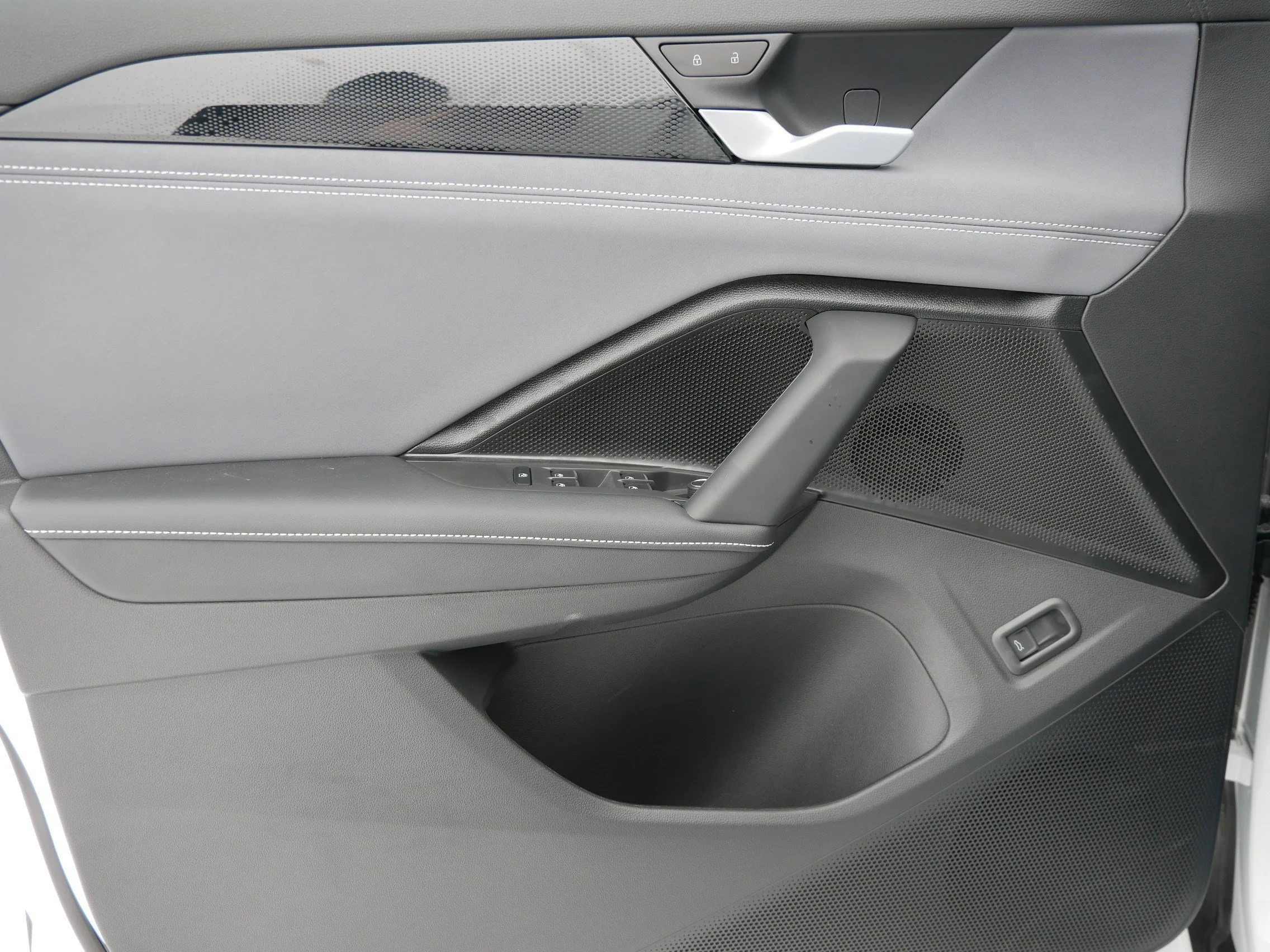 New 2025 Pure White Volkswagen SE image 4