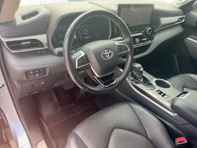 Certified Used 2023  Toyota Platinum image 17