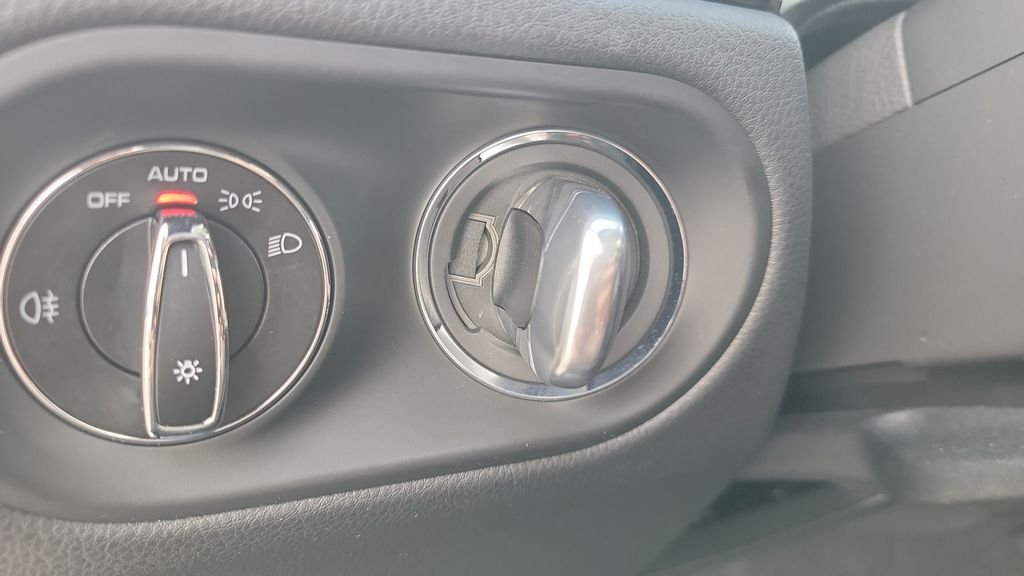 Used 2025  Porsche Base image 23