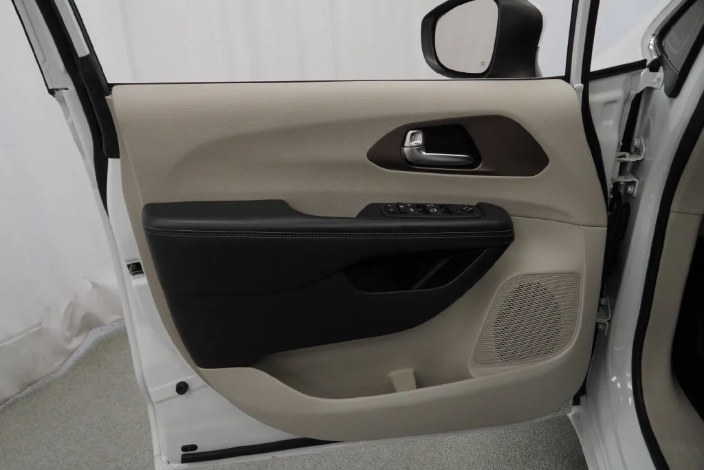 Used 2023 White Chrysler LX image 32