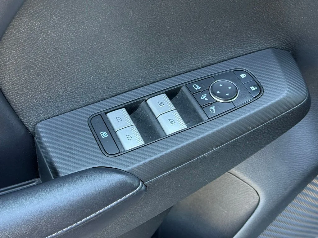 Used 2023 Silver Mitsubishi SE image 34
