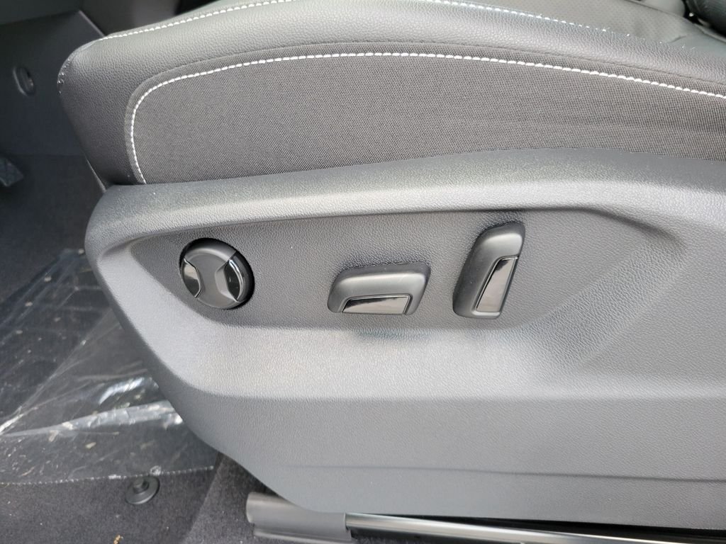 New 2026 Black Volkswagen 2.0T SE w/Technology image 13