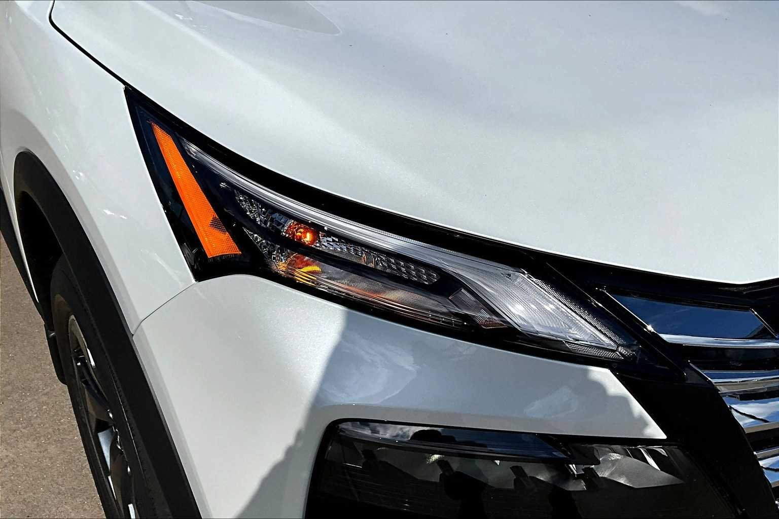 Used 2025 Everest White Pearl Nissan SV image 19