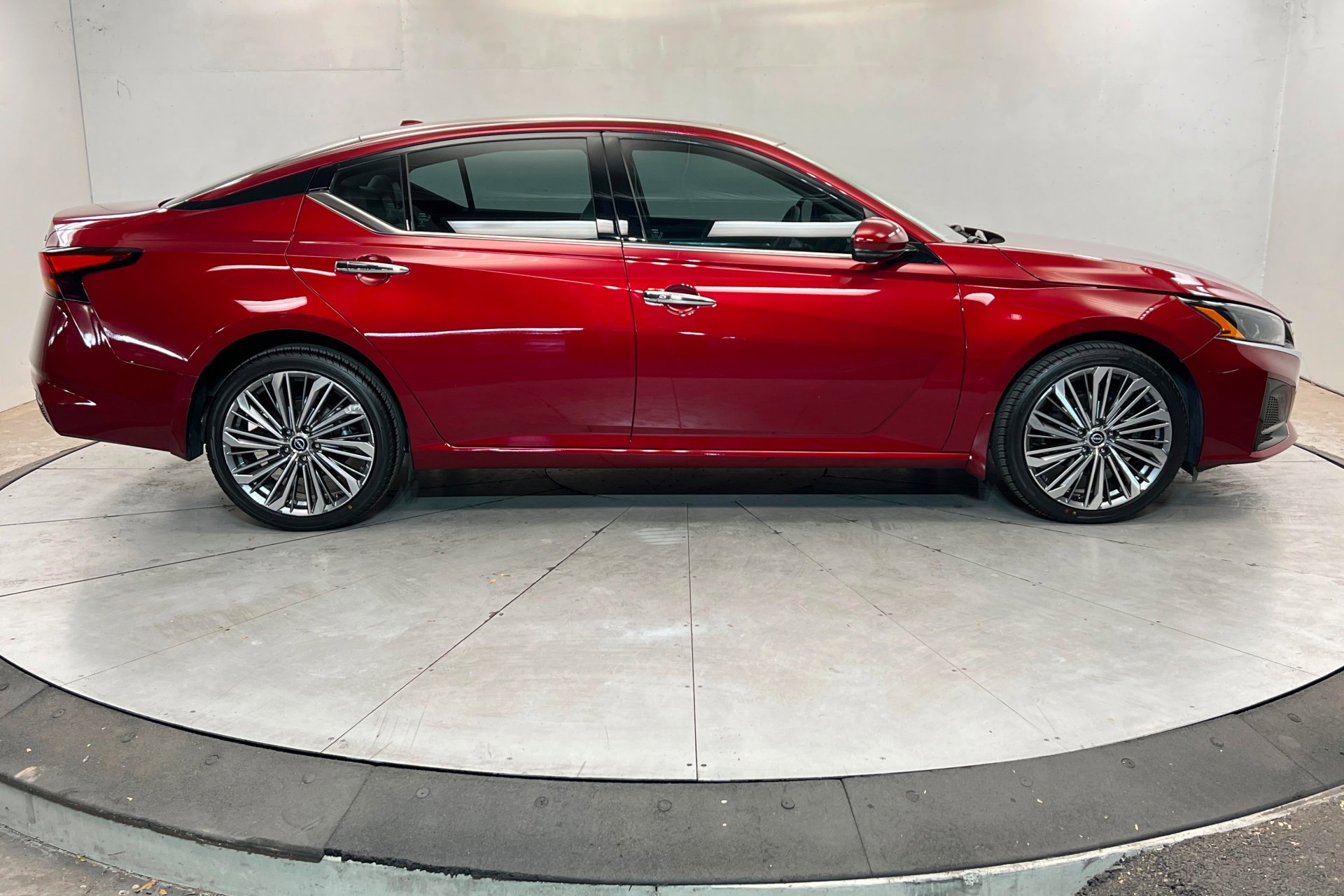 Used 2023 Scarlet Ember Tintcoat Nissan 2.5 SL image 7