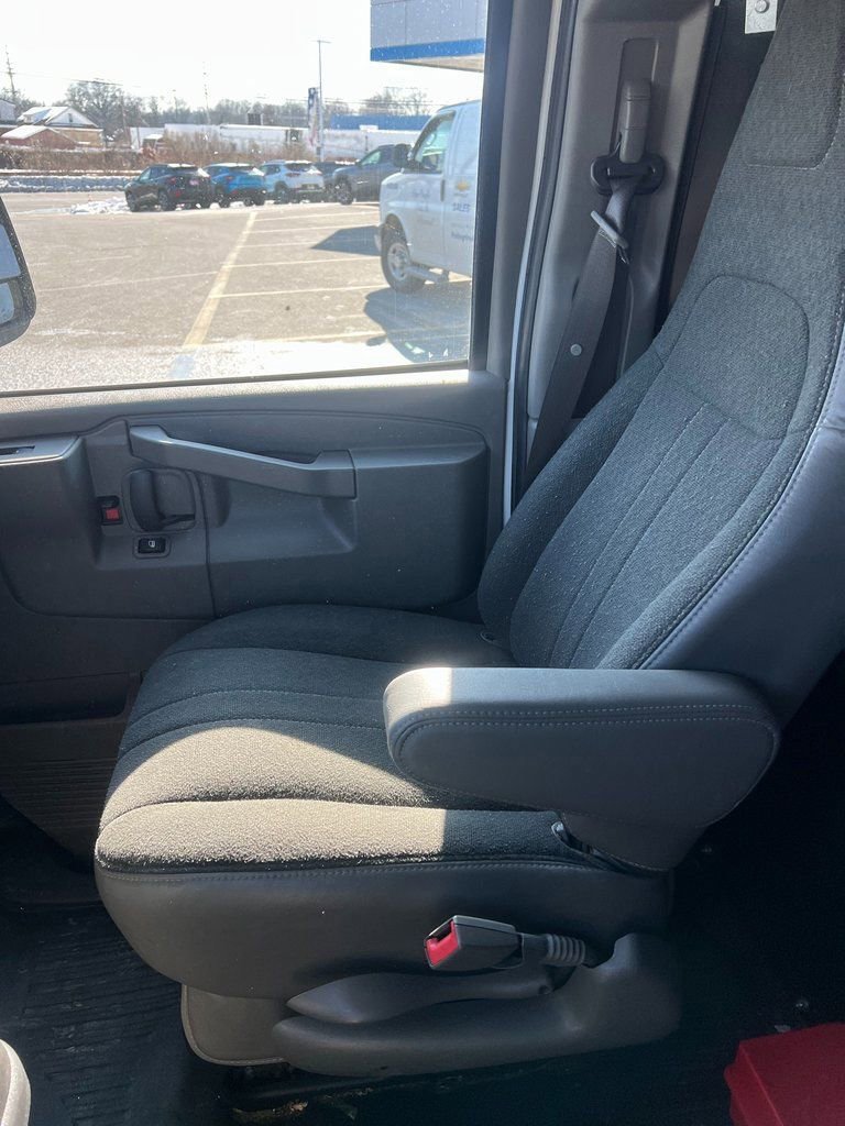 2024 GMC Savana Cargo Work Van - Photo 20