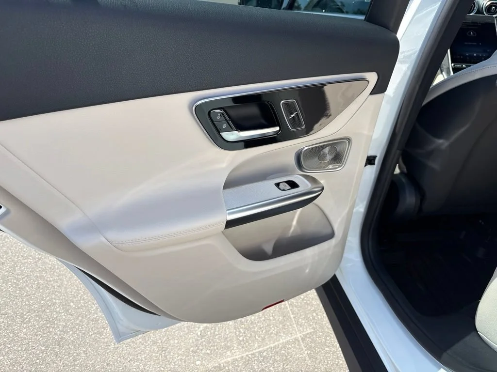 New 2027 Polar White Mercedes-Benz GLC 300 image 18