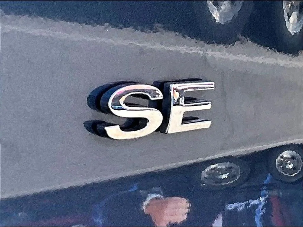 Used 2022 Blue Ford SE image 9