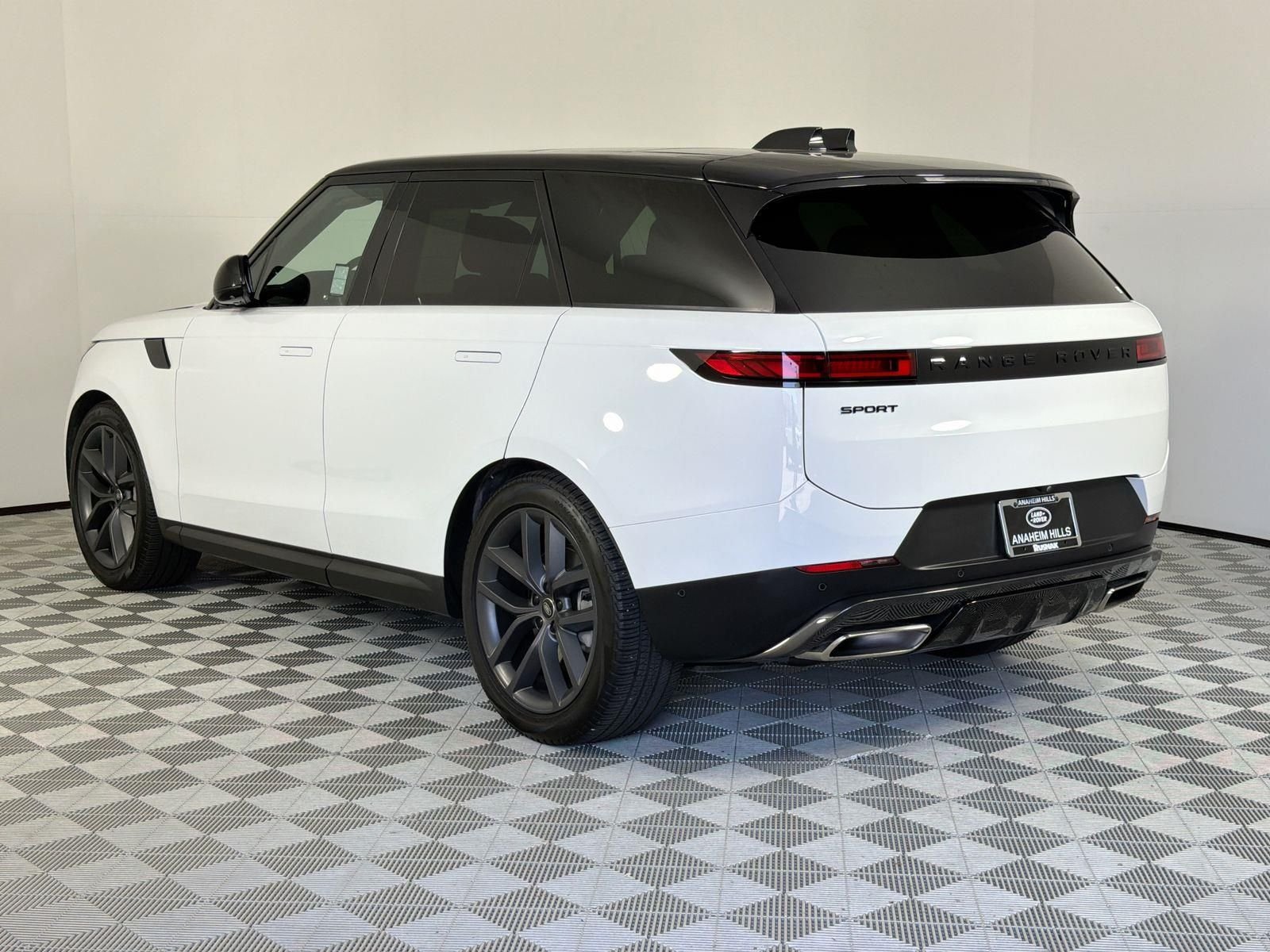 Used 2024 Fuji White Land Rover SE image 3