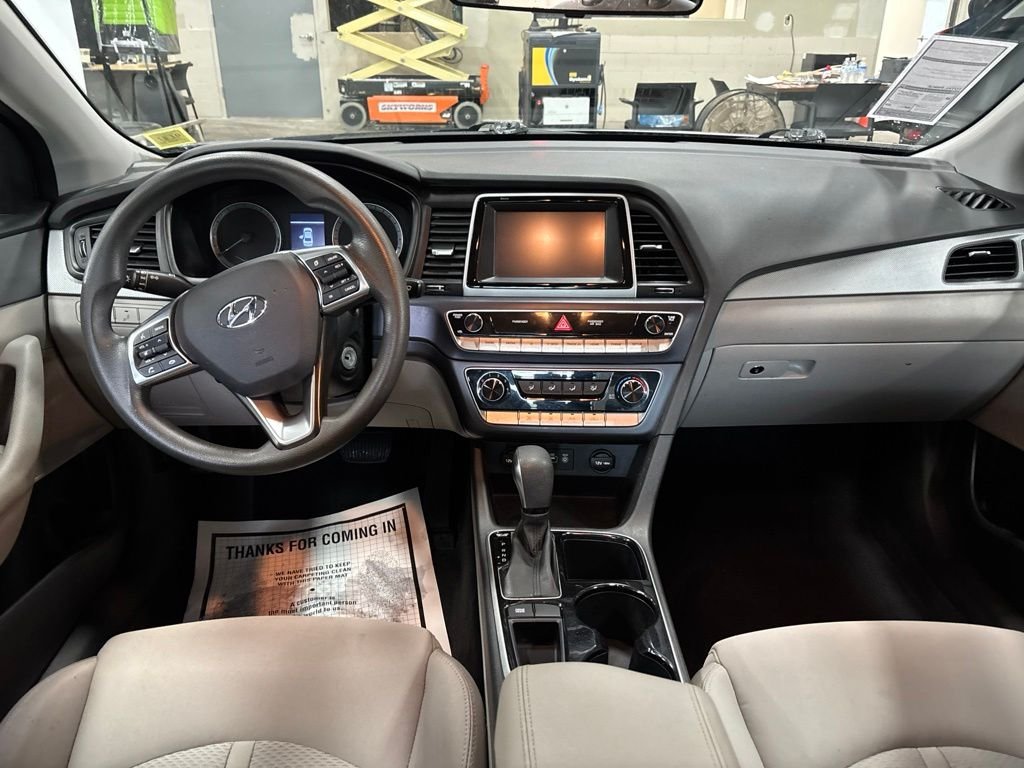 Used 2018 Gray Hyundai SE image 13