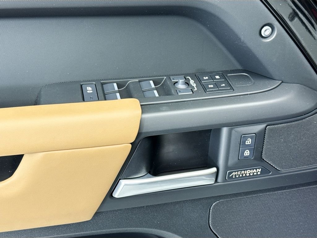 New 2026 Santorini Black Land Rover X-Dynamic SE image 22