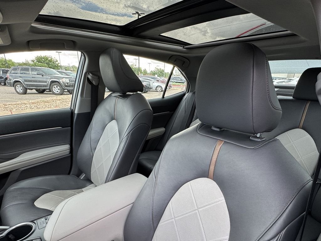 Used 2018 Silver Toyota XLE image 19