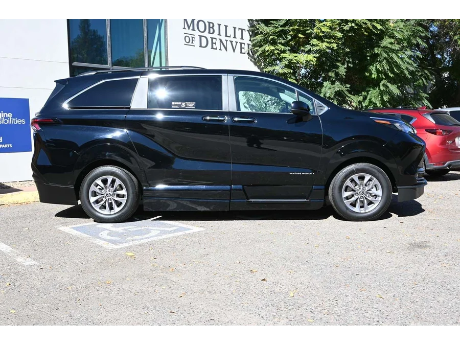 2025 Toyota Sienna XLE - Photo 5