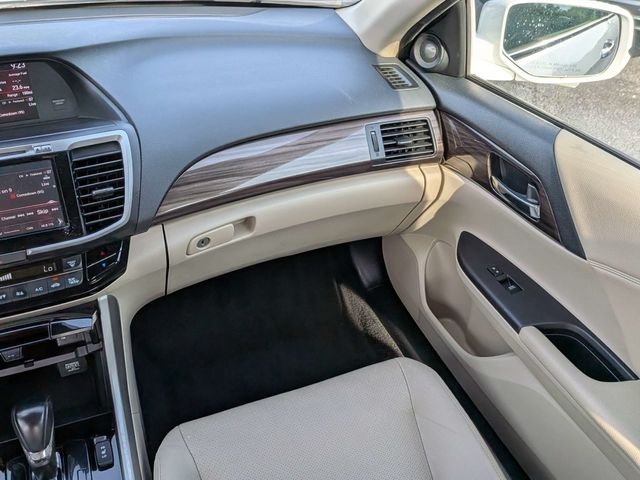 Used 2017 White Honda EX-L image 16