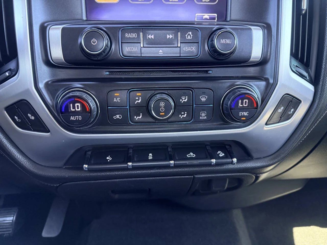 Used 2017 Silver GMC SLT 4x4 4dr Crew Cab 5.8 ft. SB image 25