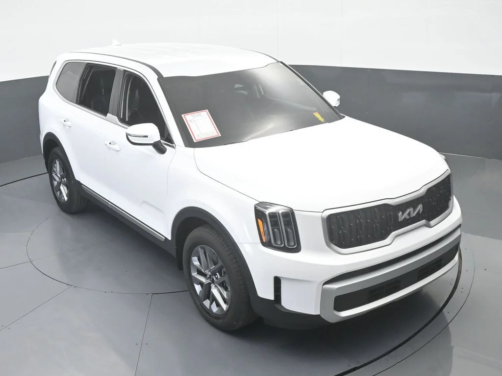 Used 2025 Glacial White Pearl Kia LX image 56