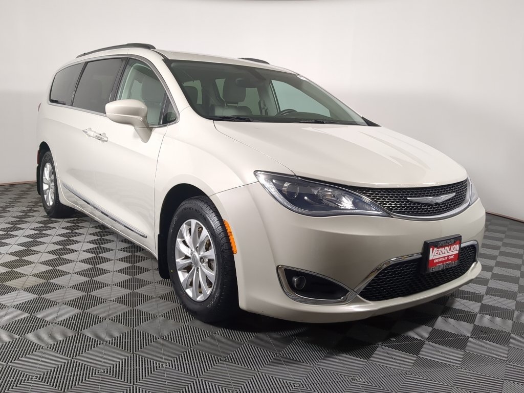 2017 Chrysler Pacifica Touring-L's photo