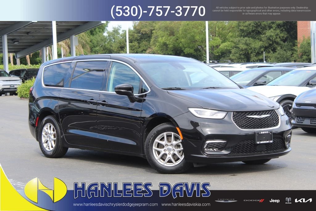 2024 Chrysler Pacifica Touring L's photo