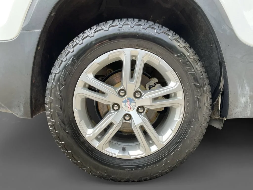 Used 2023 SUMMIT WHITE GMC SLE image 10