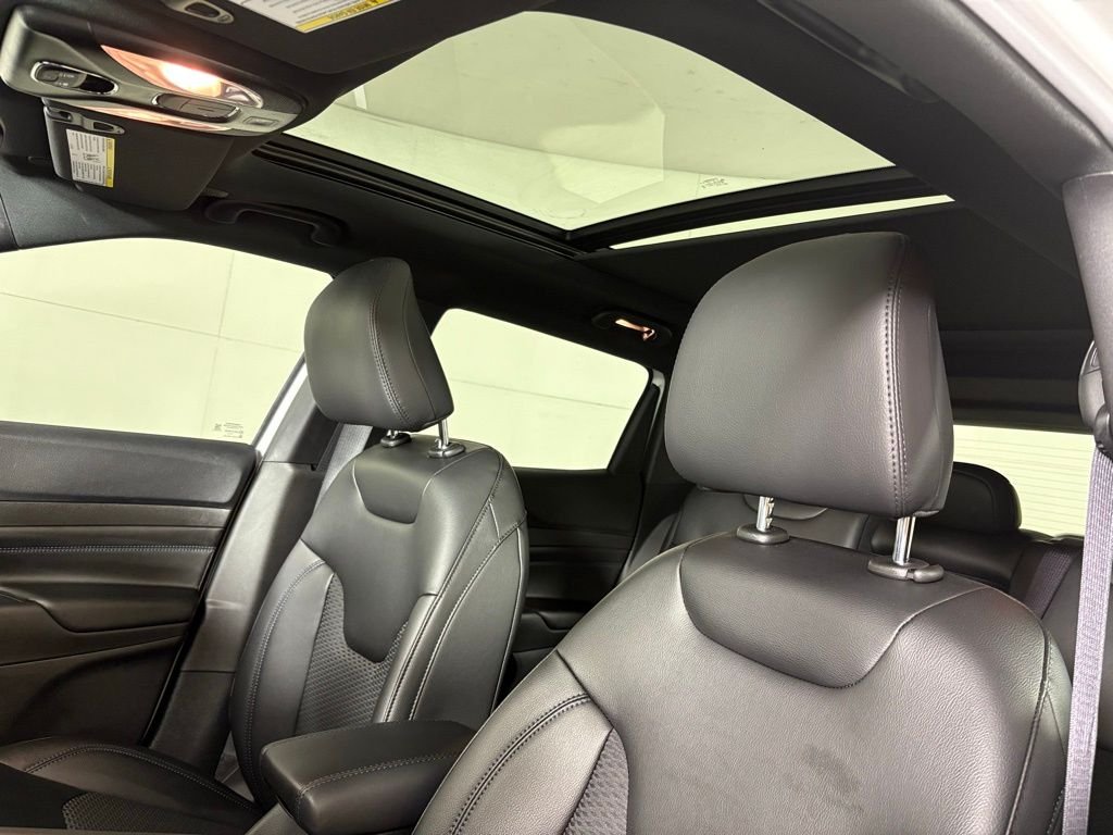 New 2026 Bright White Clear-Coat Exterior Paint Jeep Latitude image 19