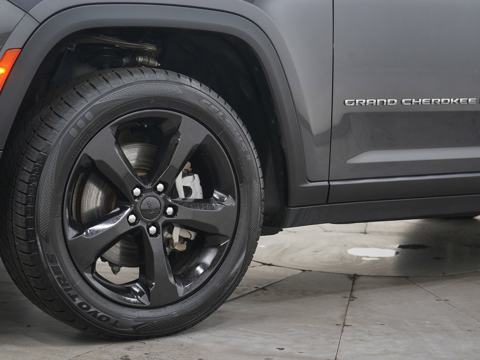 Used 2022  Jeep Limited image 30