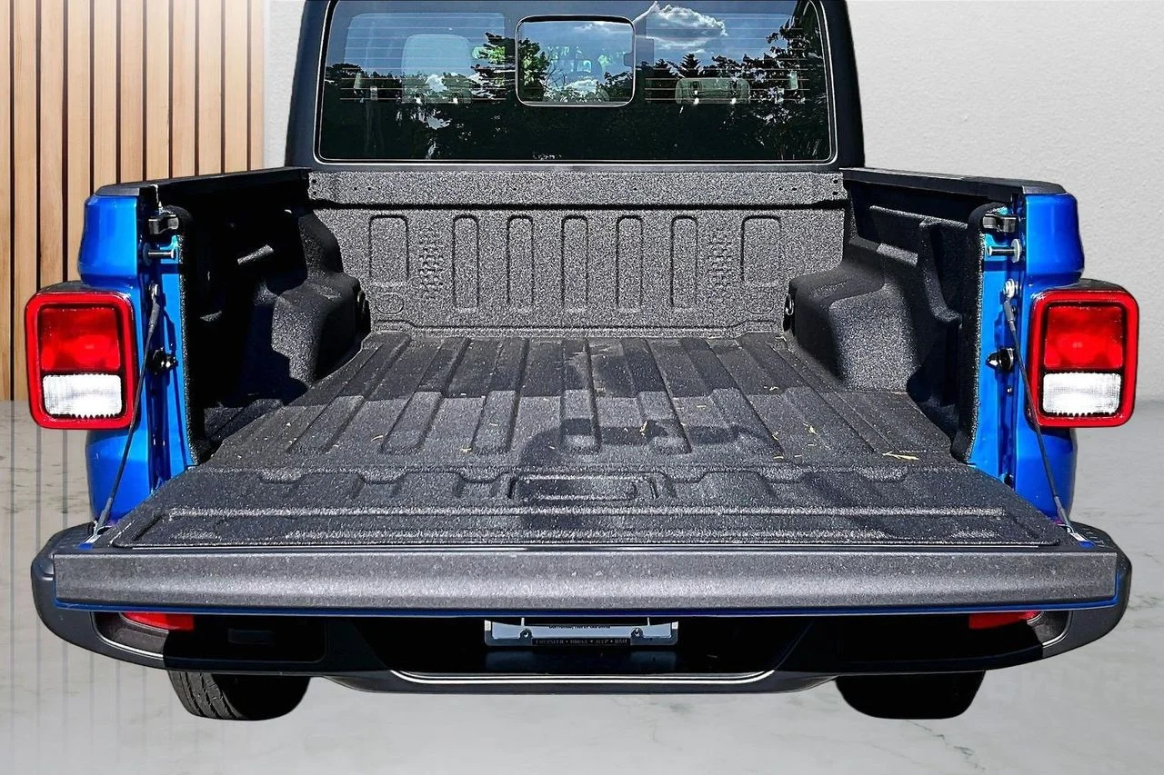 New 2026 Hydro Blue Pearl-Coat Exterior Paint Jeep Sport image 21