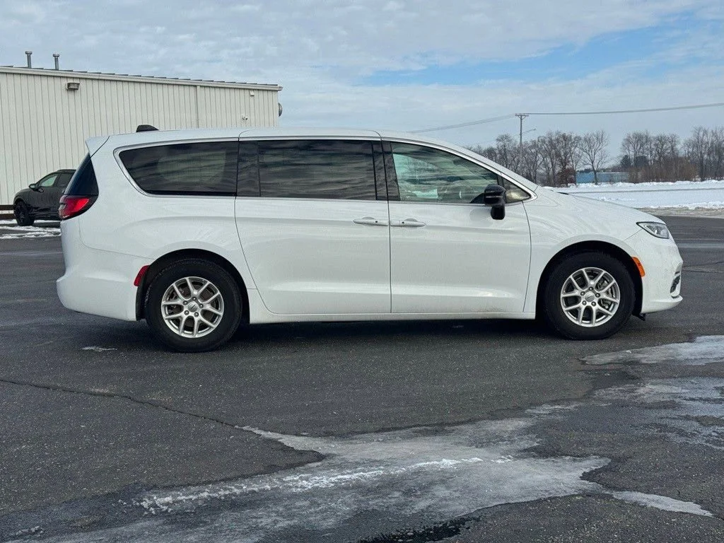 2024 Chrysler Pacifica Touring L - Photo 6