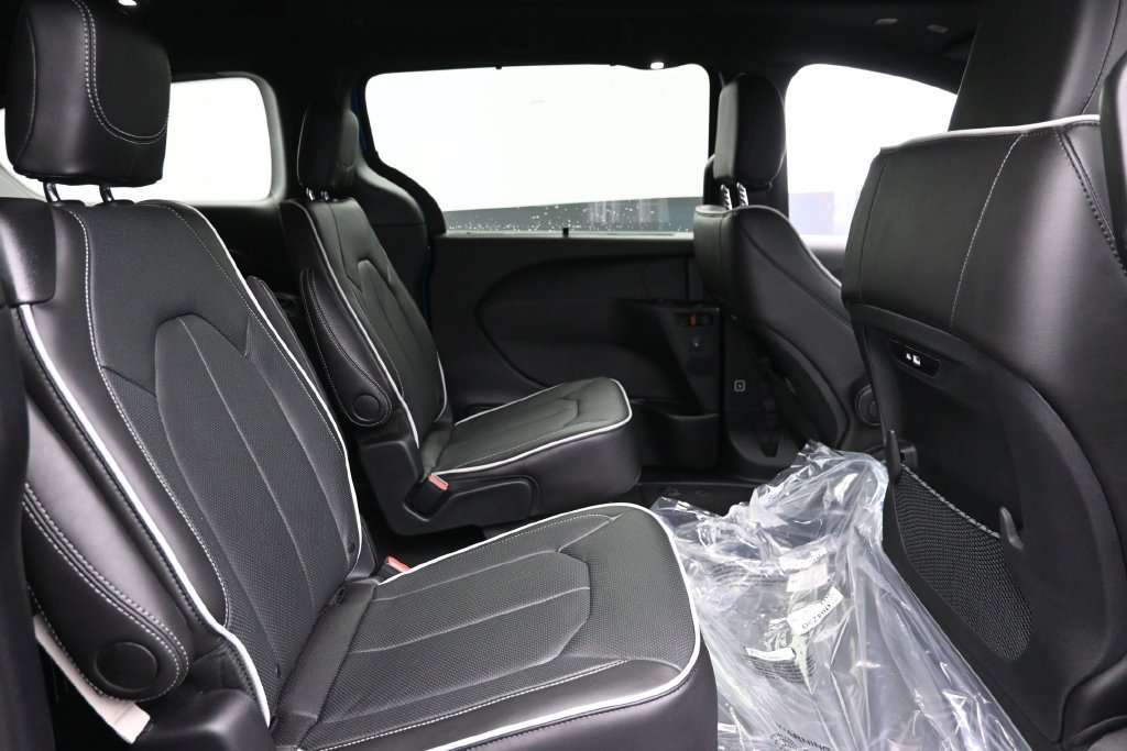 New 2027 Hydro Blue Pearl-Coat Paint Chrysler Limited image 10